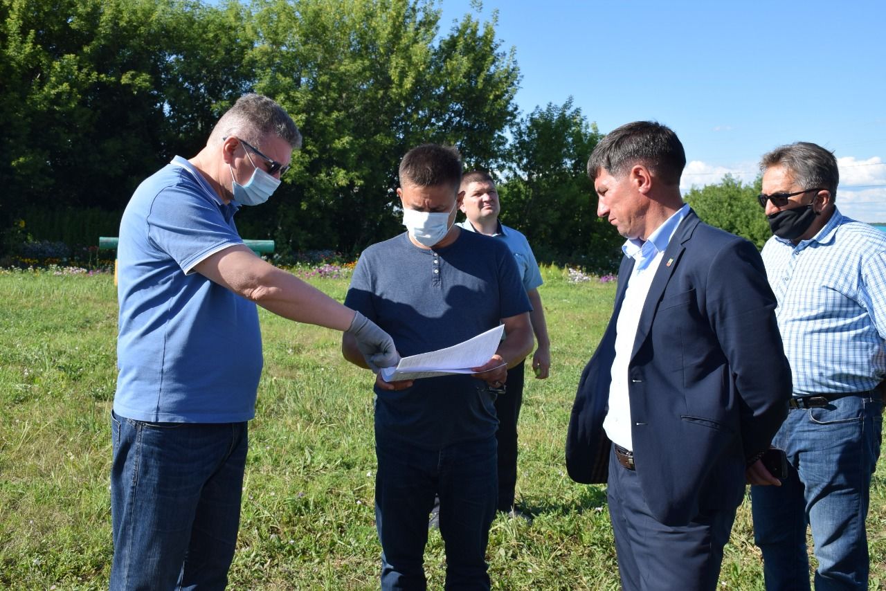 Алмаз Ахметшин посетил объекты строительства в селах Елаур и Чулпаново