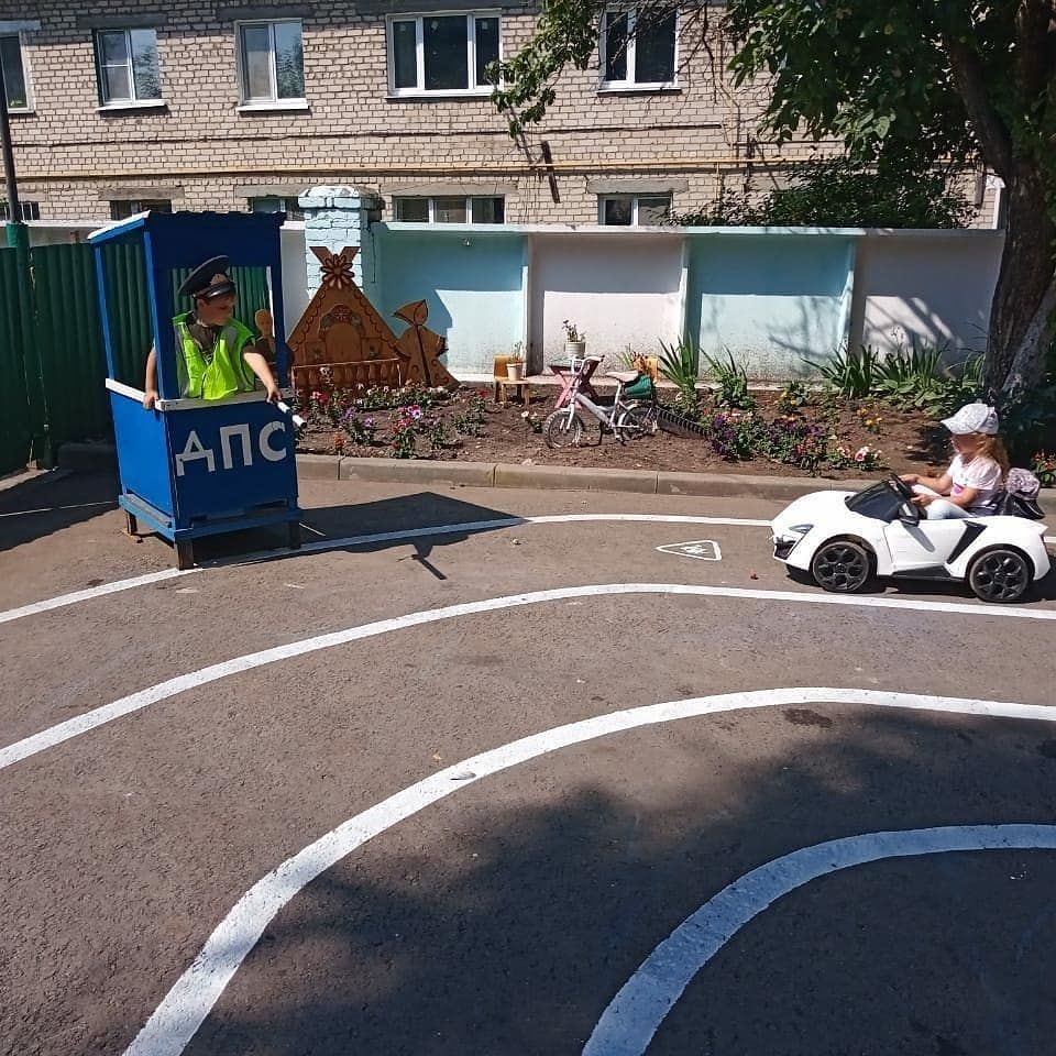 На территории детского садика "Росинка" города Нурлат есть площадка для обучения ПДД