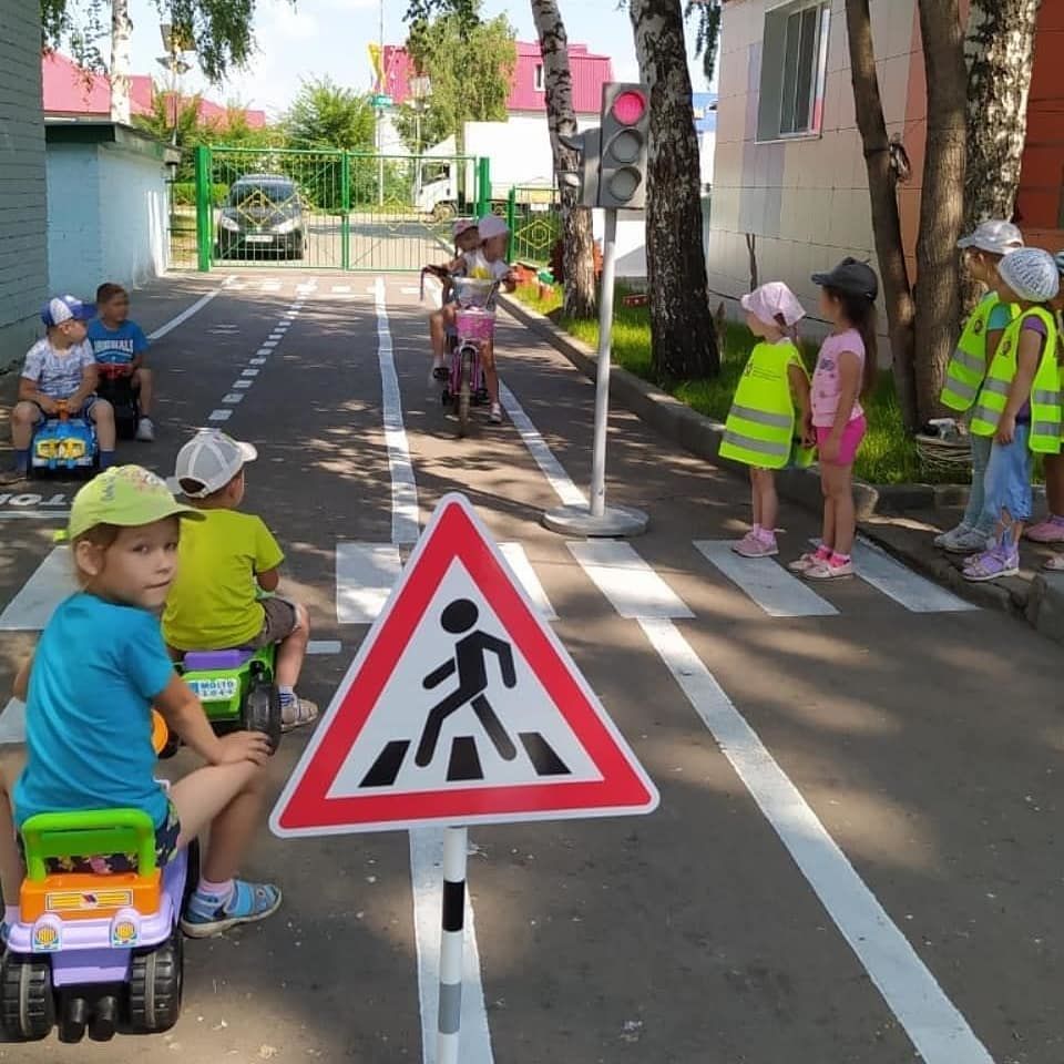 На территории детского садика "Росинка" города Нурлат есть площадка для обучения ПДД