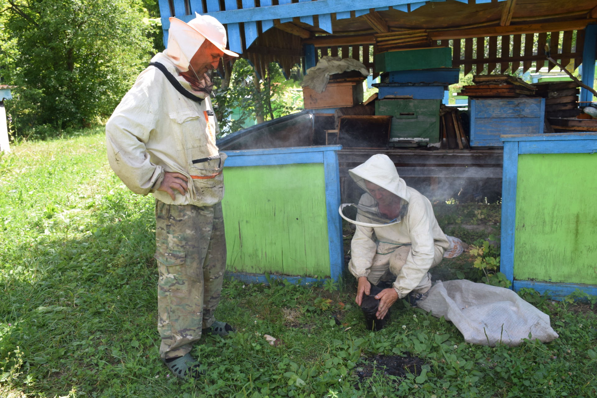 Пчеловоды Марат Хайбуллин и Наиль Валиуллин Чулпановского участкового лесничества готовы к сбору меда