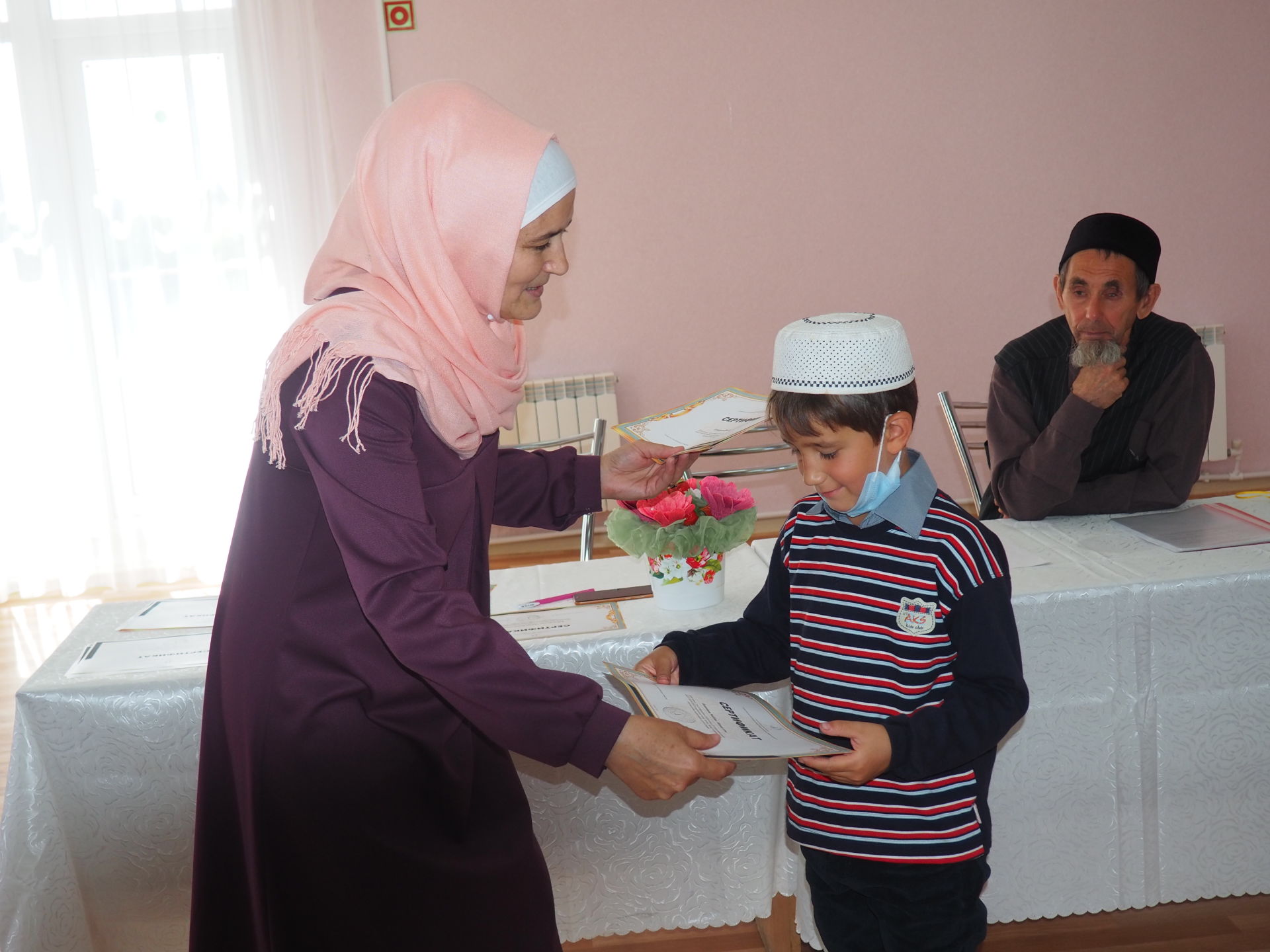 Детям, изучившим татарский язык на базе образовательного центра, вручили сертификаты