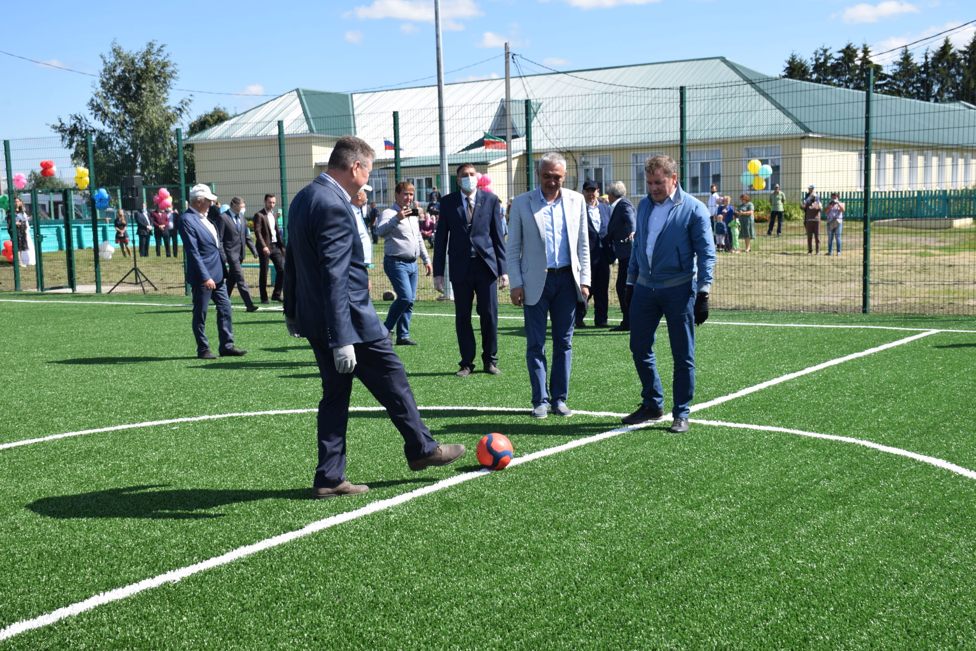 В Чулпанове открылась новая футбольная площадка, и мальчишки сыграли первую игру