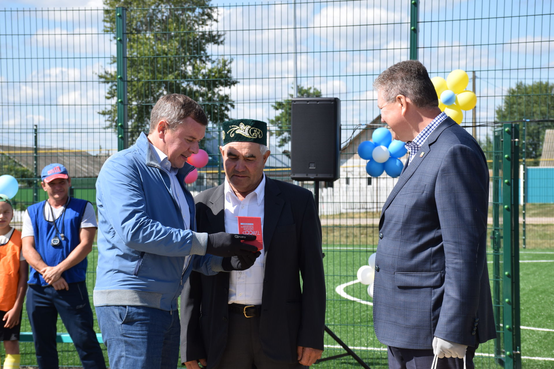 В Чулпанове открылась новая футбольная площадка, и мальчишки сыграли первую игру