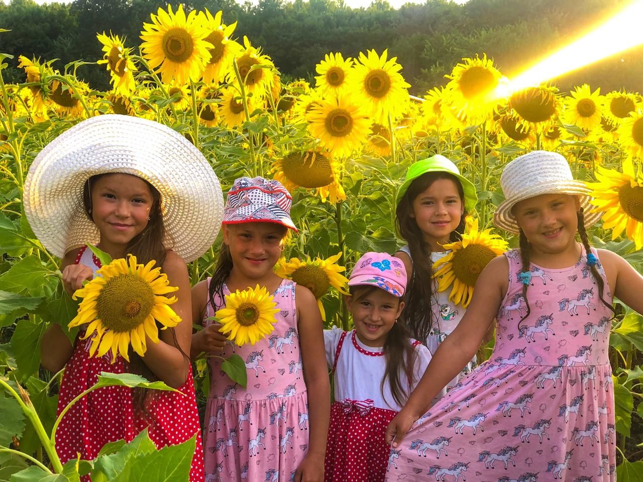 Пять сестричек принимают участие в ярком летнем фотоконкурсе "Панама-мама"