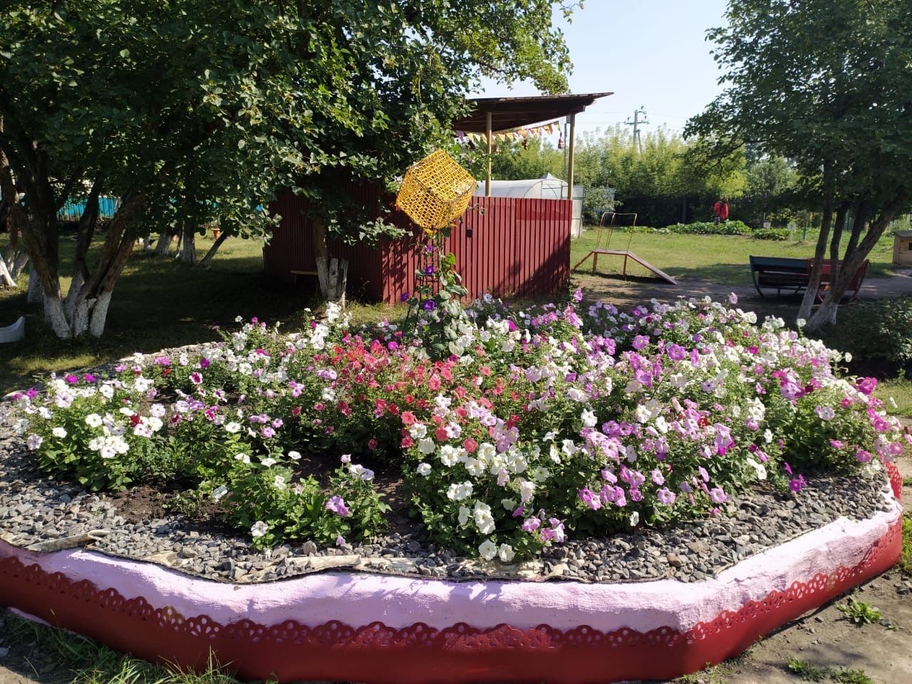 100-летие ТАССР: детский садик "Пчелка" города Нурлат оформил  праздничные креативные цветочные клумбы