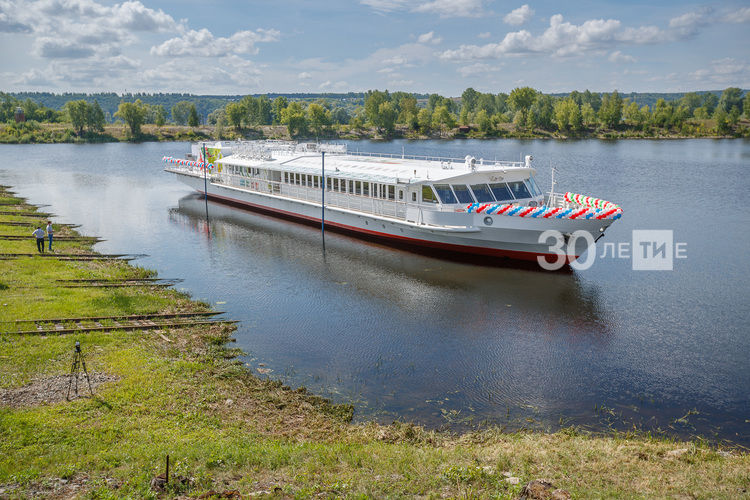 Первое в России пассажирское судно на сжиженном природном газе спустили на воду