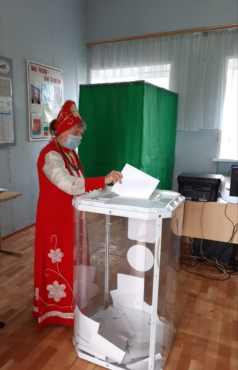 Жительница деревни Андреевка пришла на выборы… с балалайкой