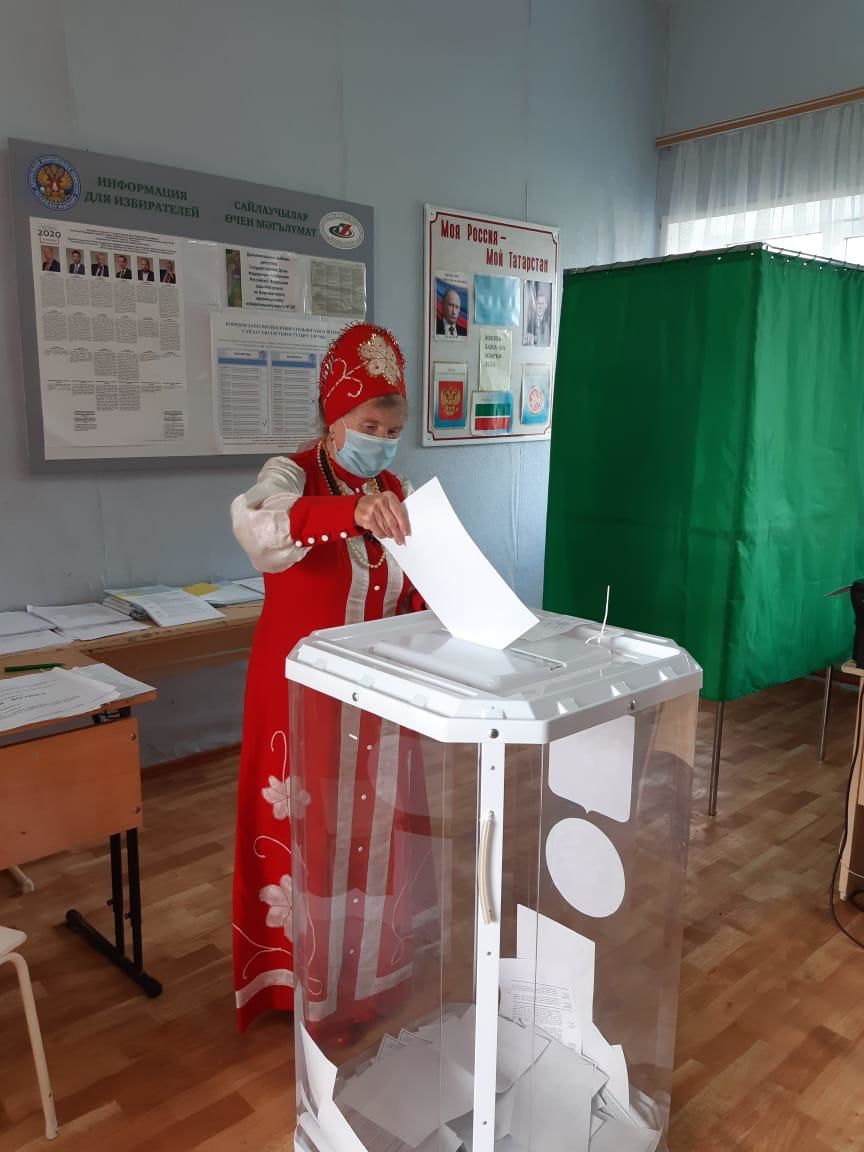 Жительница деревни Андреевка пришла на выборы… с балалайкой