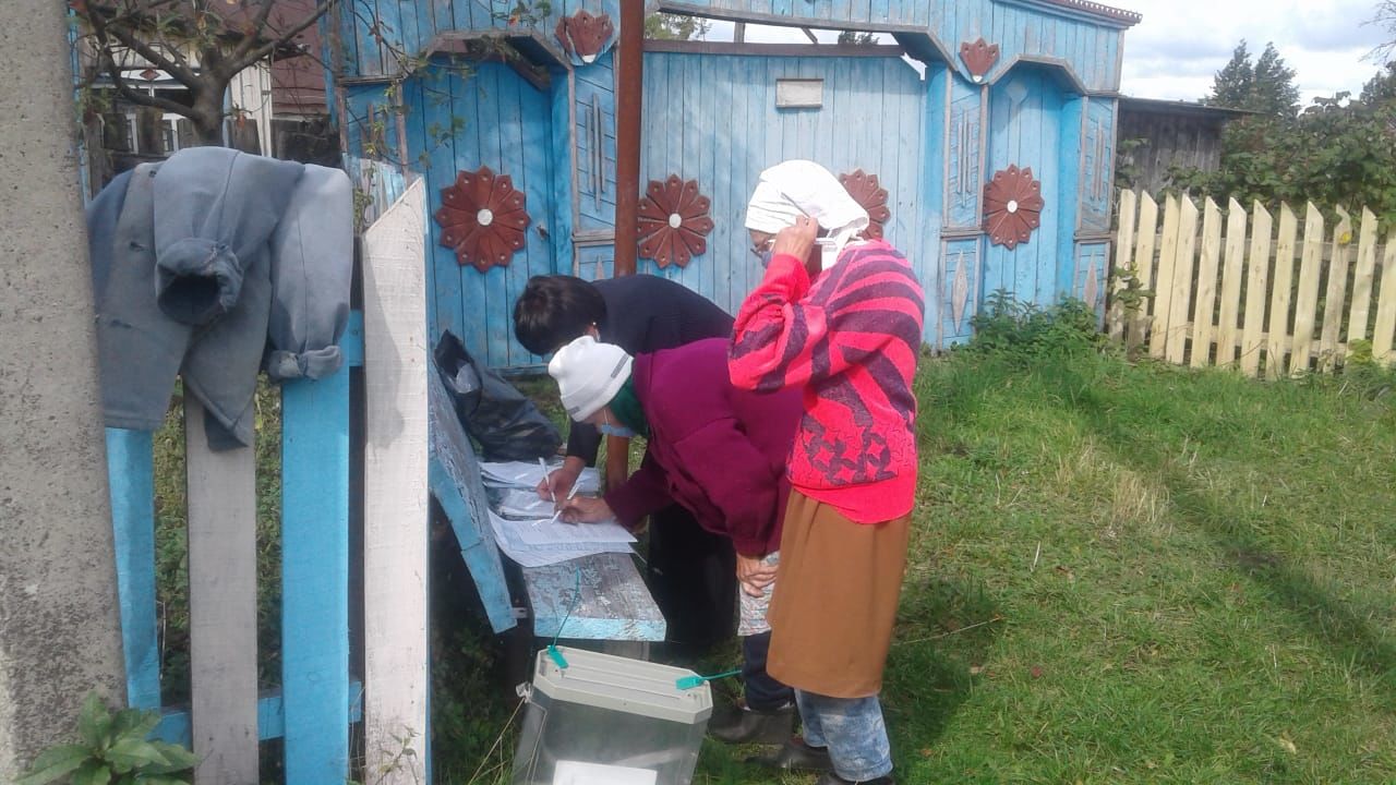 Ветеран войны из Старого Альметьева и единственный житель поселка Нариманово проголосовали на дому