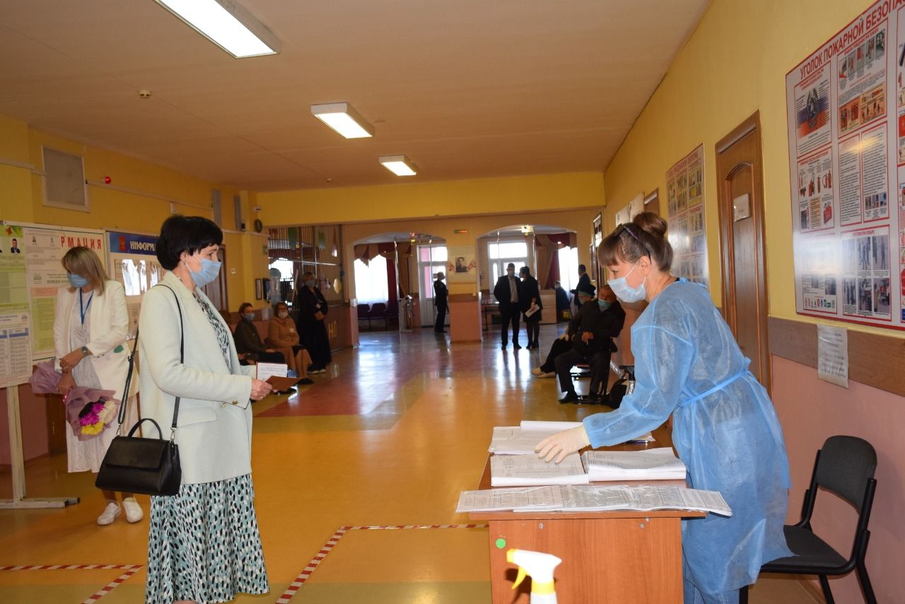 Глава Нурлатского района и города Нурлат Алмаз Ахметшин проголосовал на своем избирательном участке