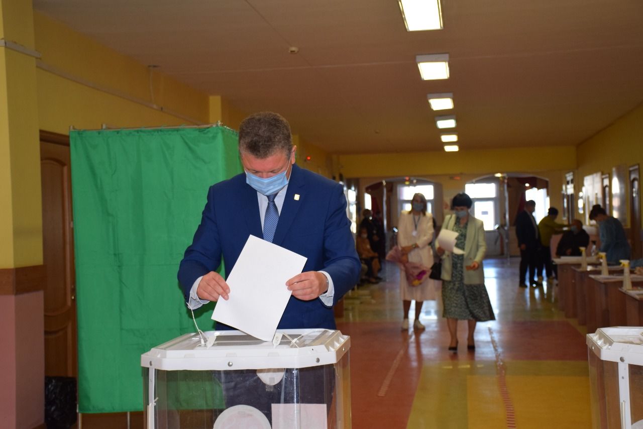 Глава Нурлатского района и города Нурлат Алмаз Ахметшин проголосовал на своем избирательном участке