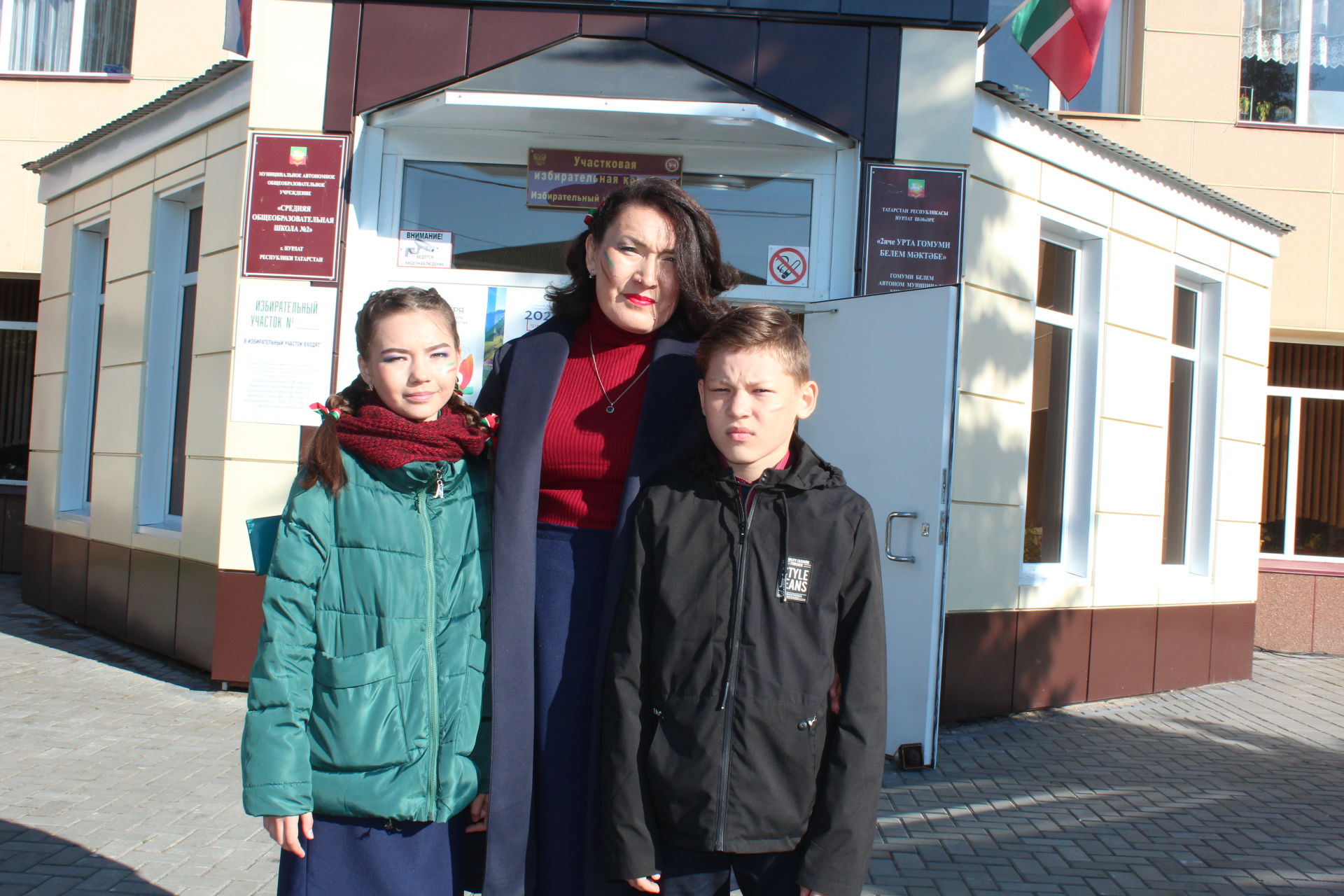 Семья Самерхановых из Нурлата на выборы пошла с креативными прическами и с изображением флага Татарстана на лице