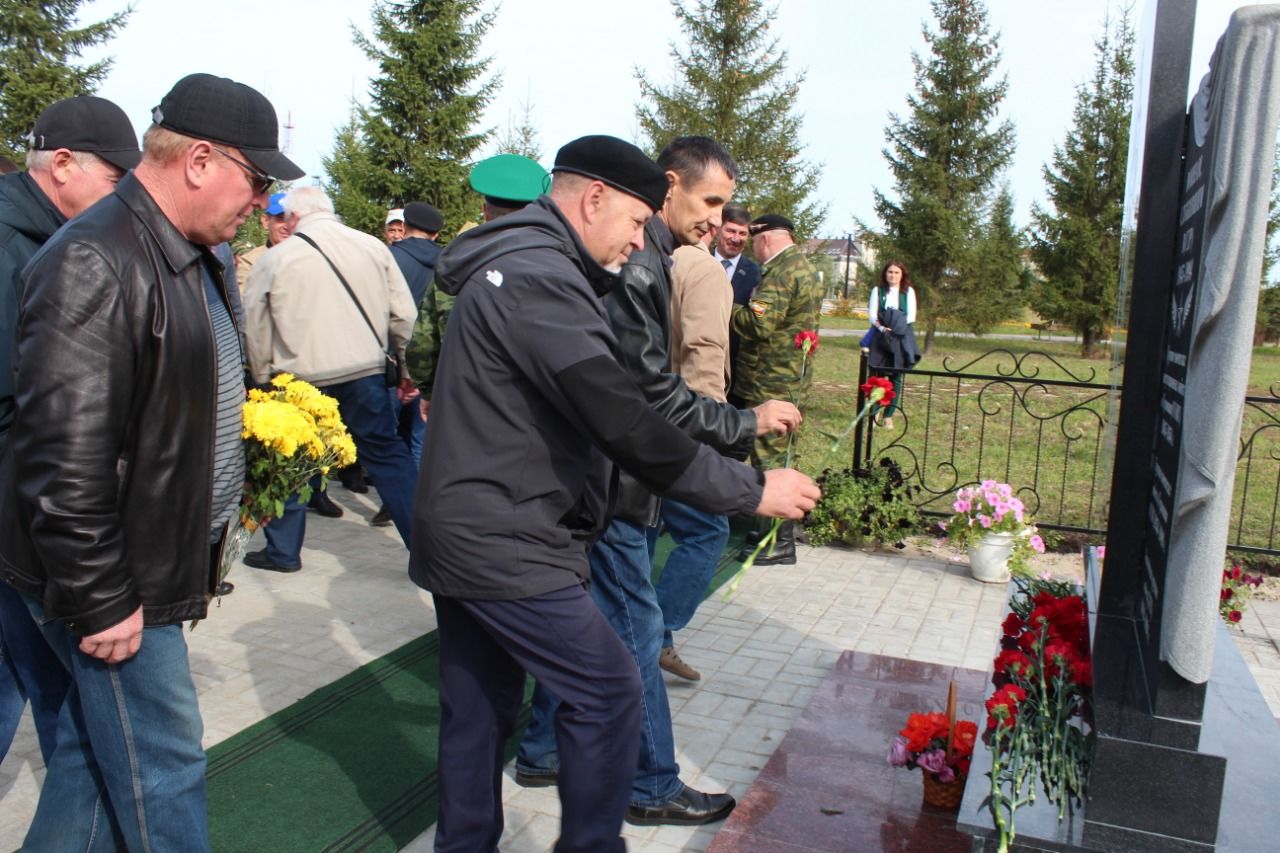 В Нурлате торжественно открыли  памятник воинам группы советских войск в Германии