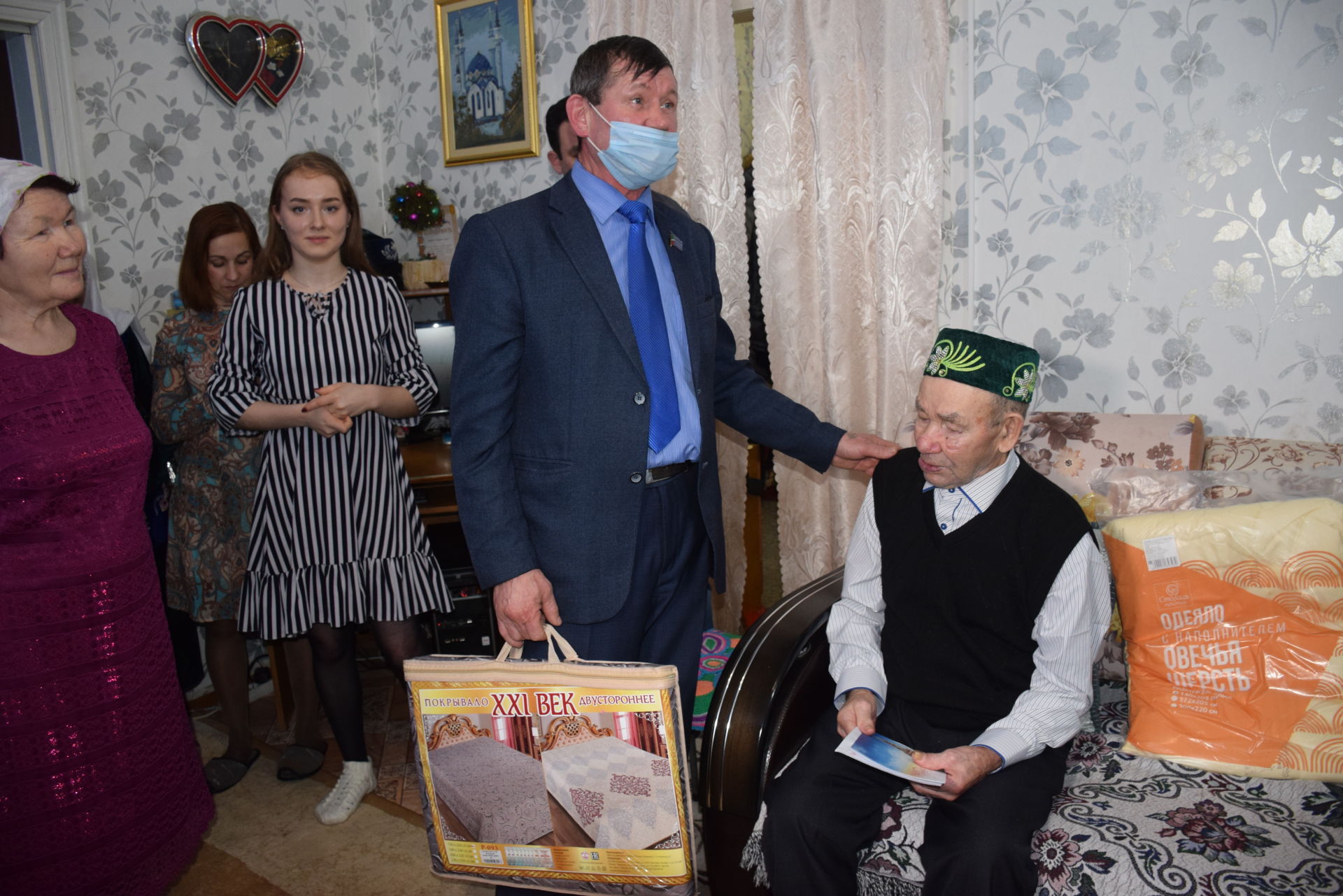 Труженик тыла из Кичкальни принимает поздравления с 90-летием
