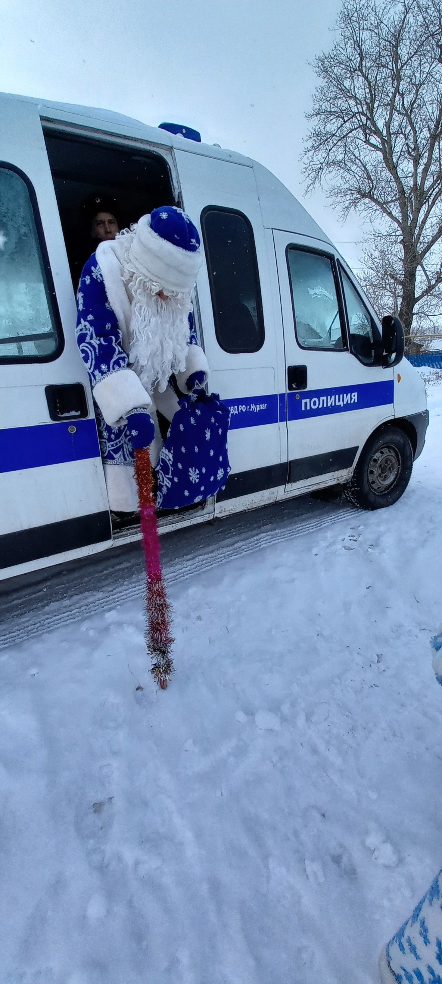 Нурлатских малышей поздравил полицейский Дед Мороз