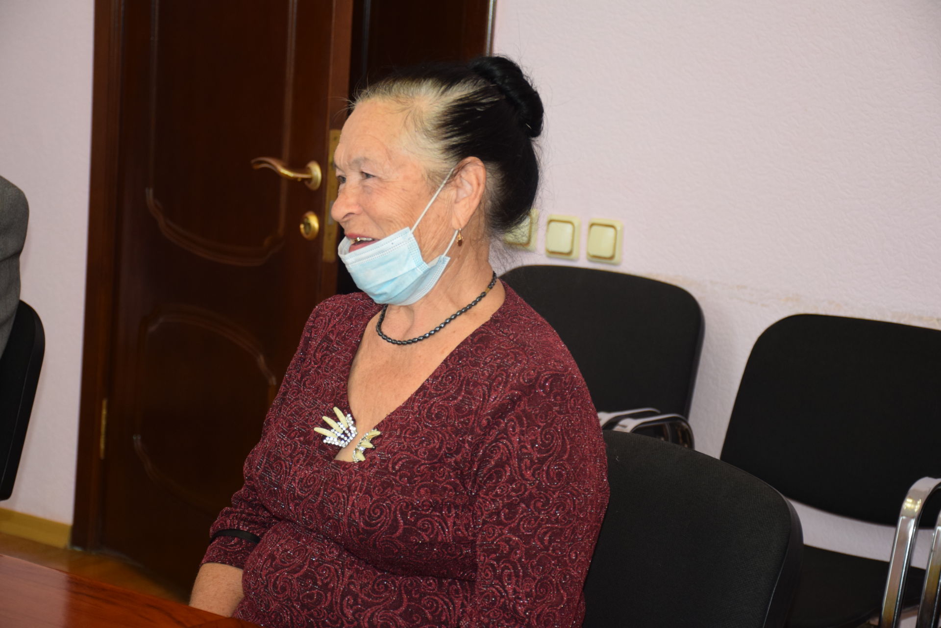 В Международный день пожилых Алмаз Ахметшин подарил подписку на районку трем жителям района
