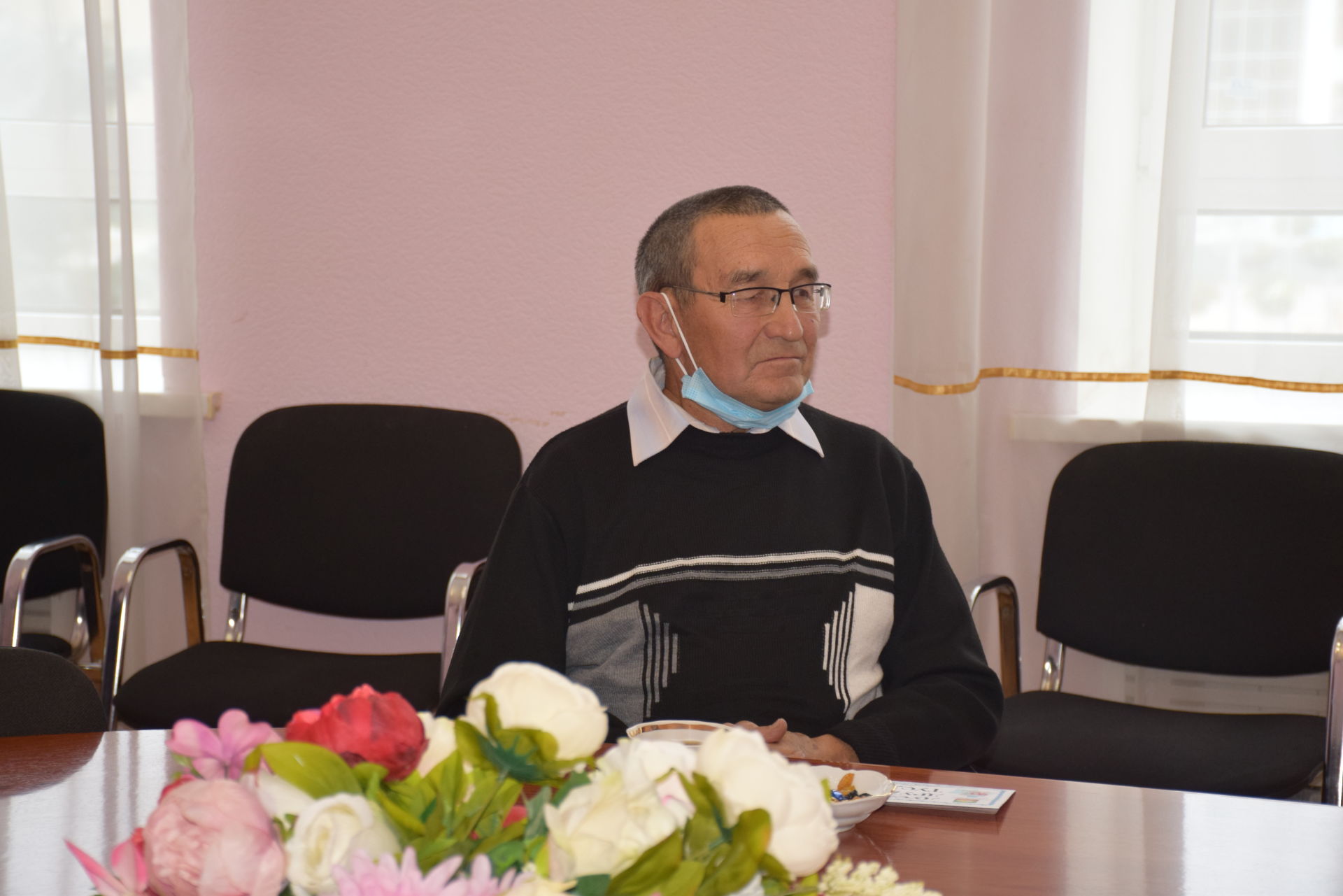 В Международный день пожилых Алмаз Ахметшин подарил подписку на районку трем жителям района