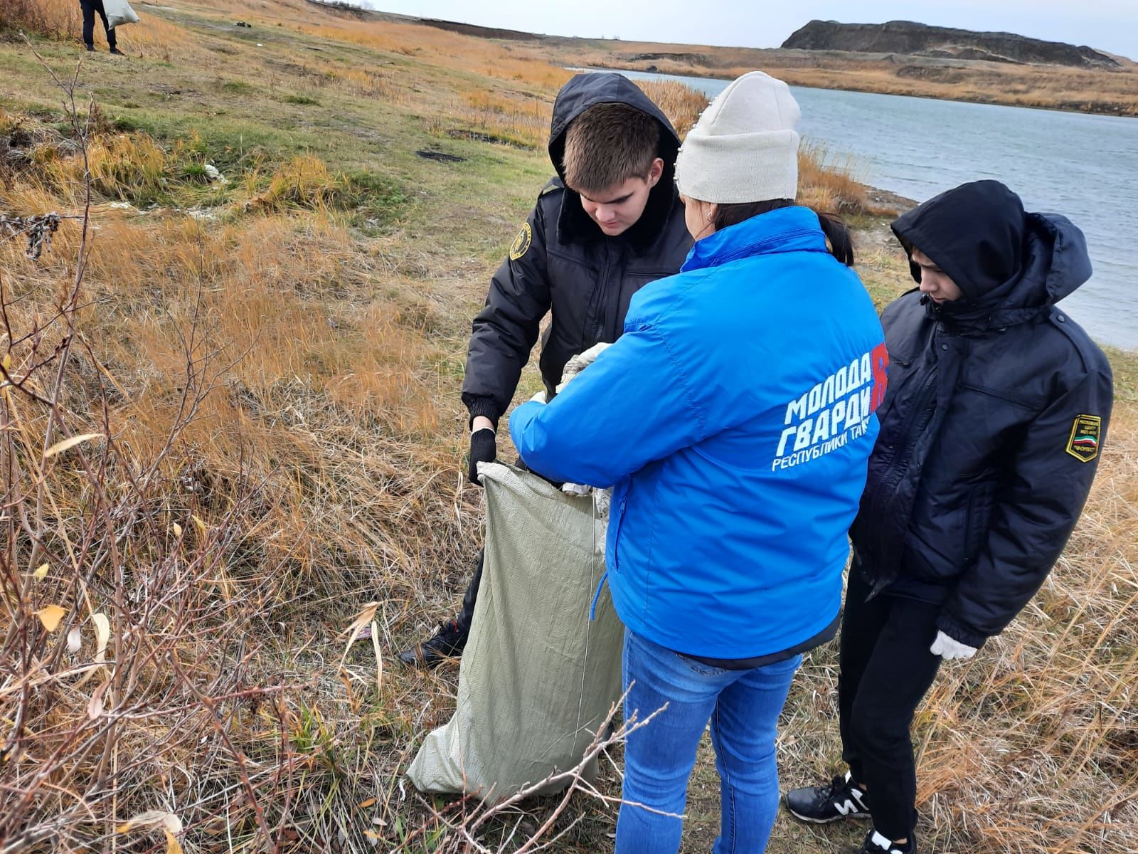 Молодежь Нурлата приняла участие в акции «Чистый берег»