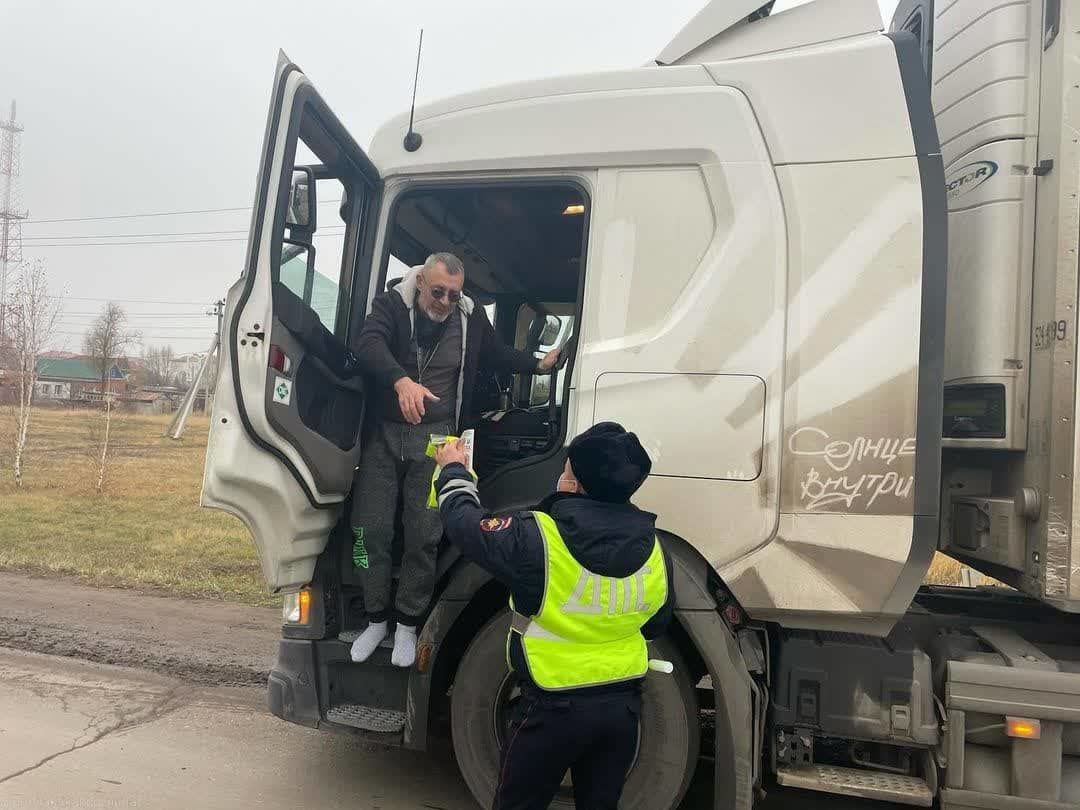 Нурлатские автовладельцы получили поздравления по случаю праздника