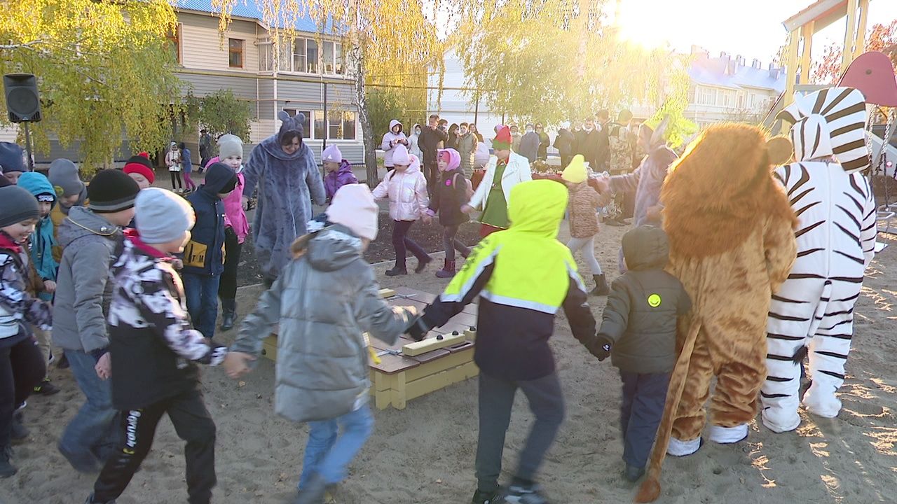 В микрорайоне сахароваров города Нурлат открыта детская площадка