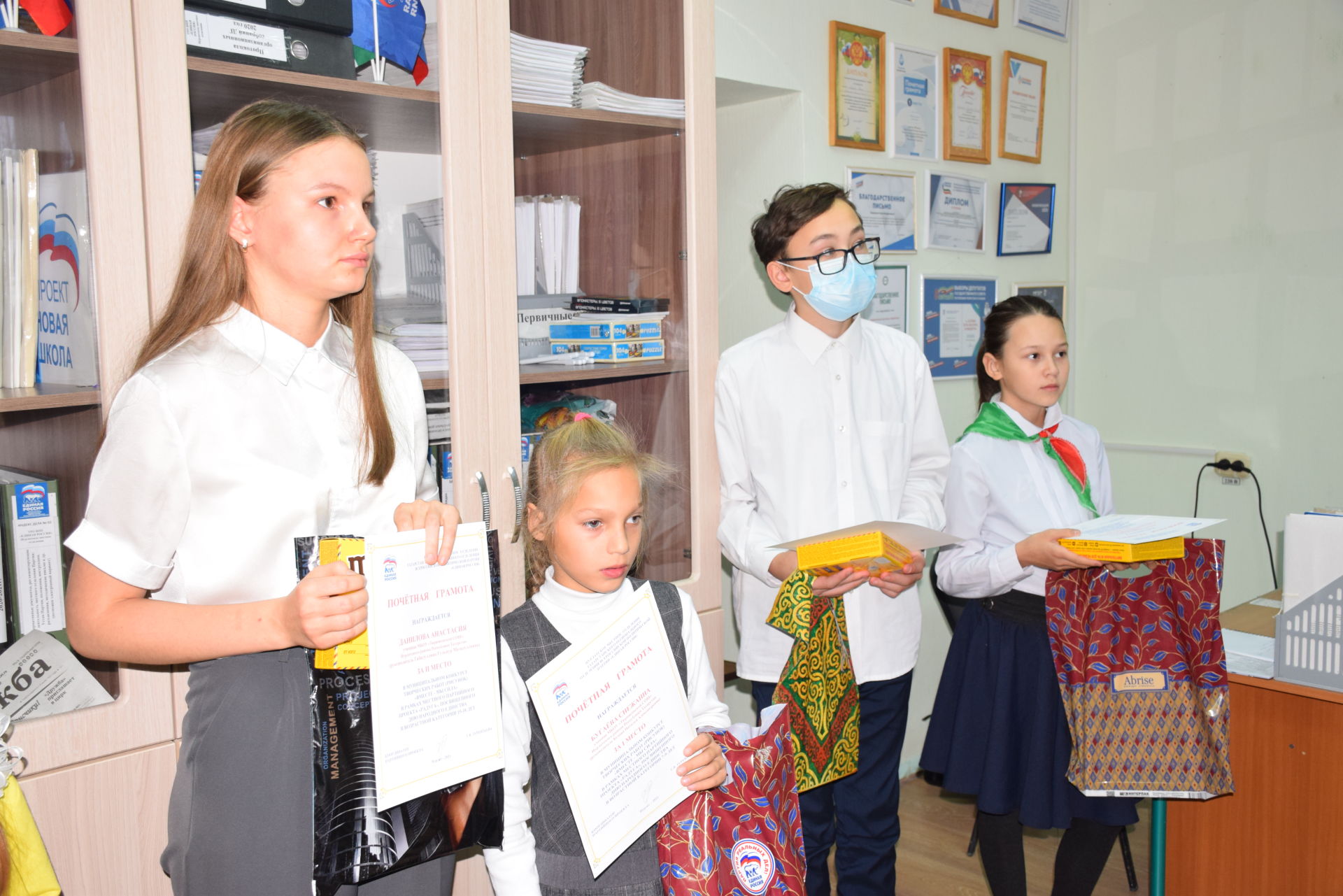 В местном отделении партии «Единая Россия» наградили победителей конкурса рисунков