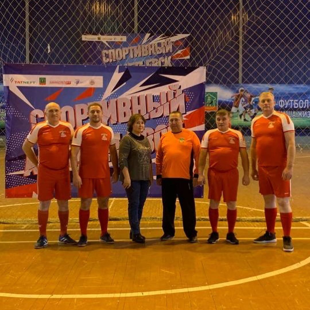 Муниципальные служащие из Нурлата принимают участие в спартакиаде по мини-футболу