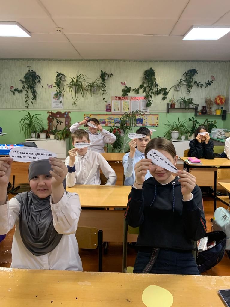 Учащиеся школы №8 города Нурлат оригинально поздравили своих мам с праздником