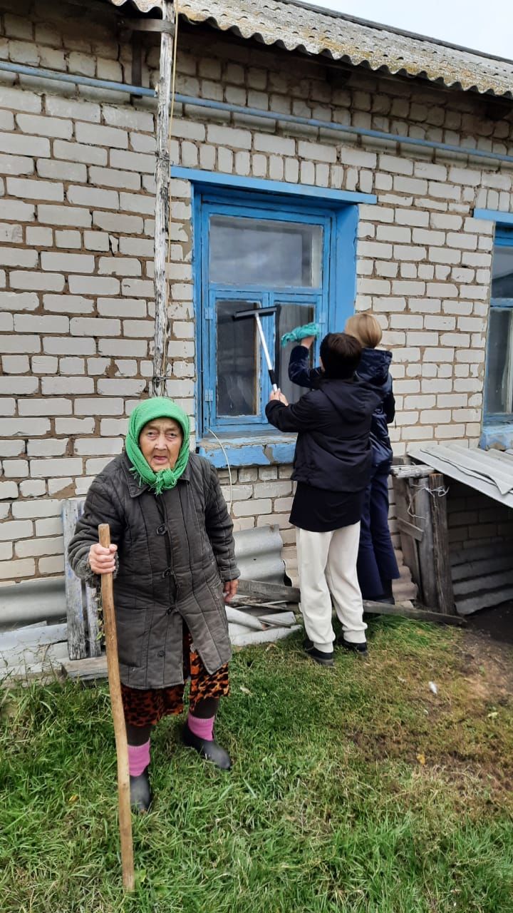 Егоркинские школьники в сложный период пандемии окружают заботой пожилых односельчан