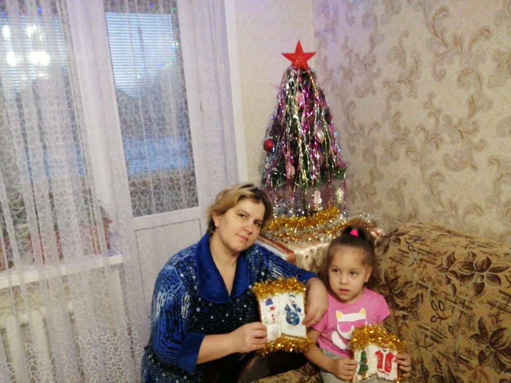 Аня Гаврилова приготовила открытку пациентам больницы с пожеланием скорейшего выздоровления