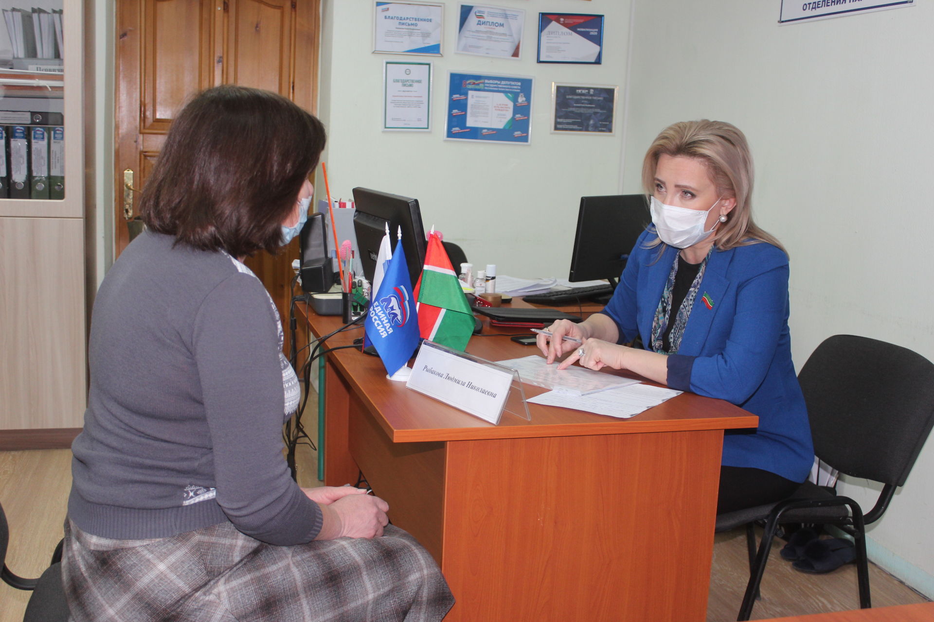 В Нурлате депутат Госсовета РТ Людмила Рыбакова вручила паспорта юным гражданам&nbsp;
