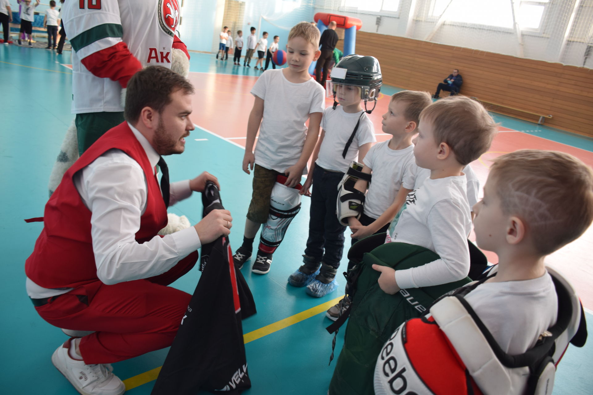 Самым юным воспитанникам спортивной школы «Ледок» подарили комплекты хоккейных форм в рамках проекта «АЙДАВХОККЕЙ»