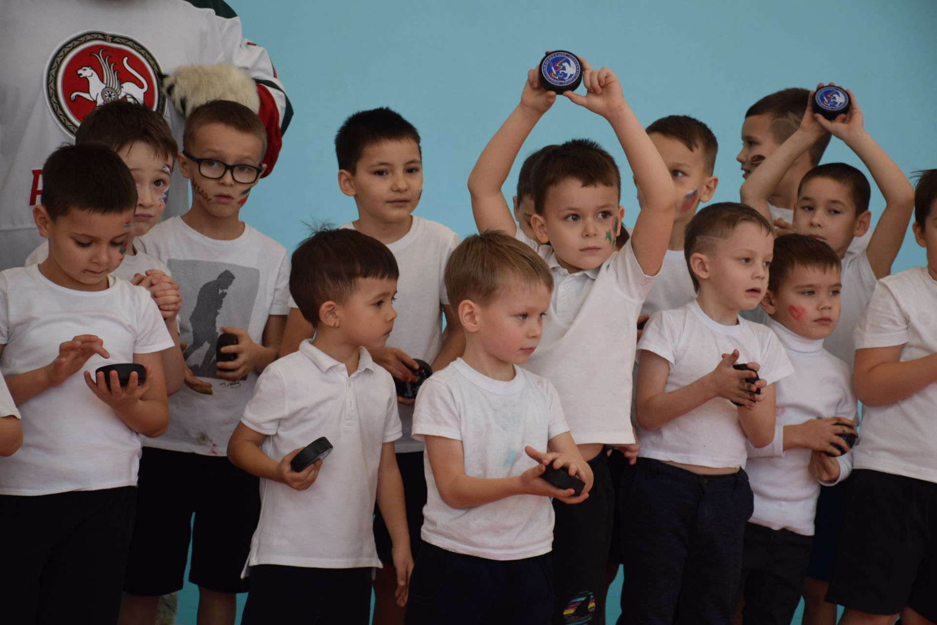 Самым юным воспитанникам спортивной школы «Ледок» подарили комплекты хоккейных форм в рамках проекта «АЙДАВХОККЕЙ»