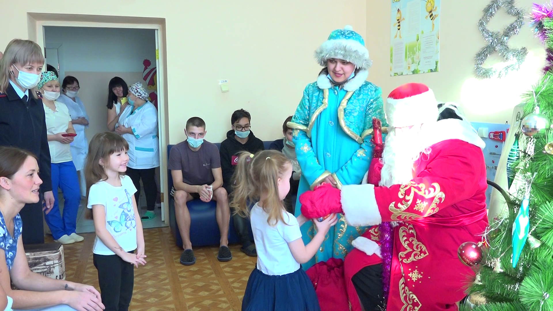Нурлатские полицейские вручили детям новогодние подарки 