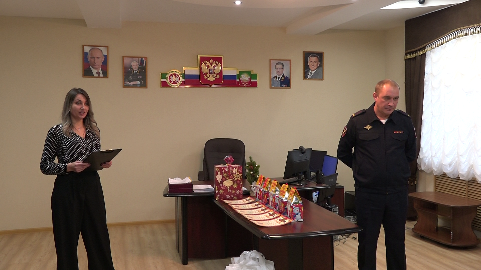 Нурлатские полицейские вручили детям новогодние подарки 