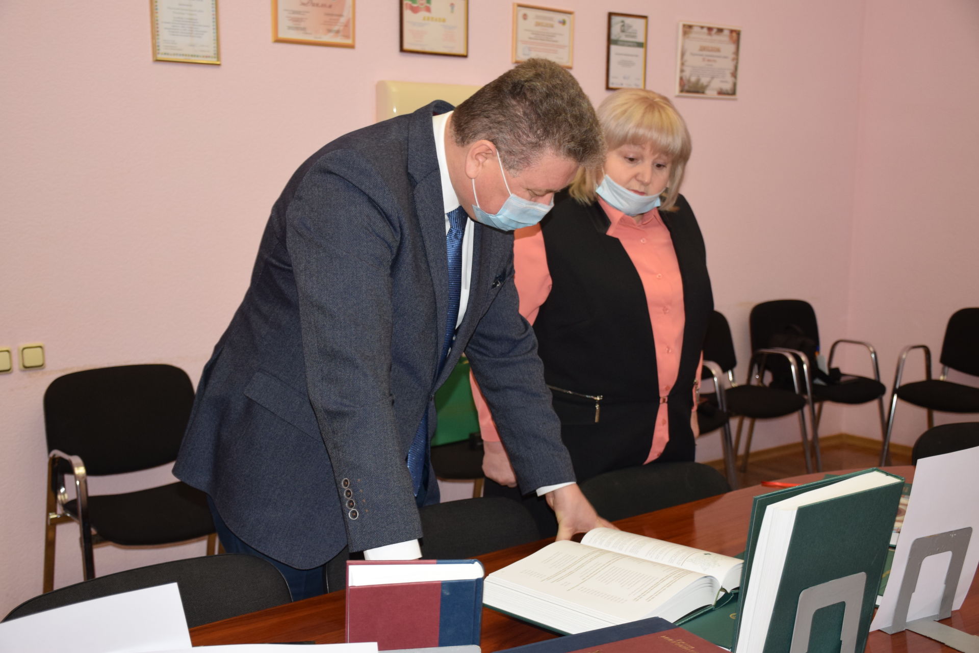 Глава Нурлатского района Алмаз Ахметшин принял участие в общероссийском марафоне книгодарения