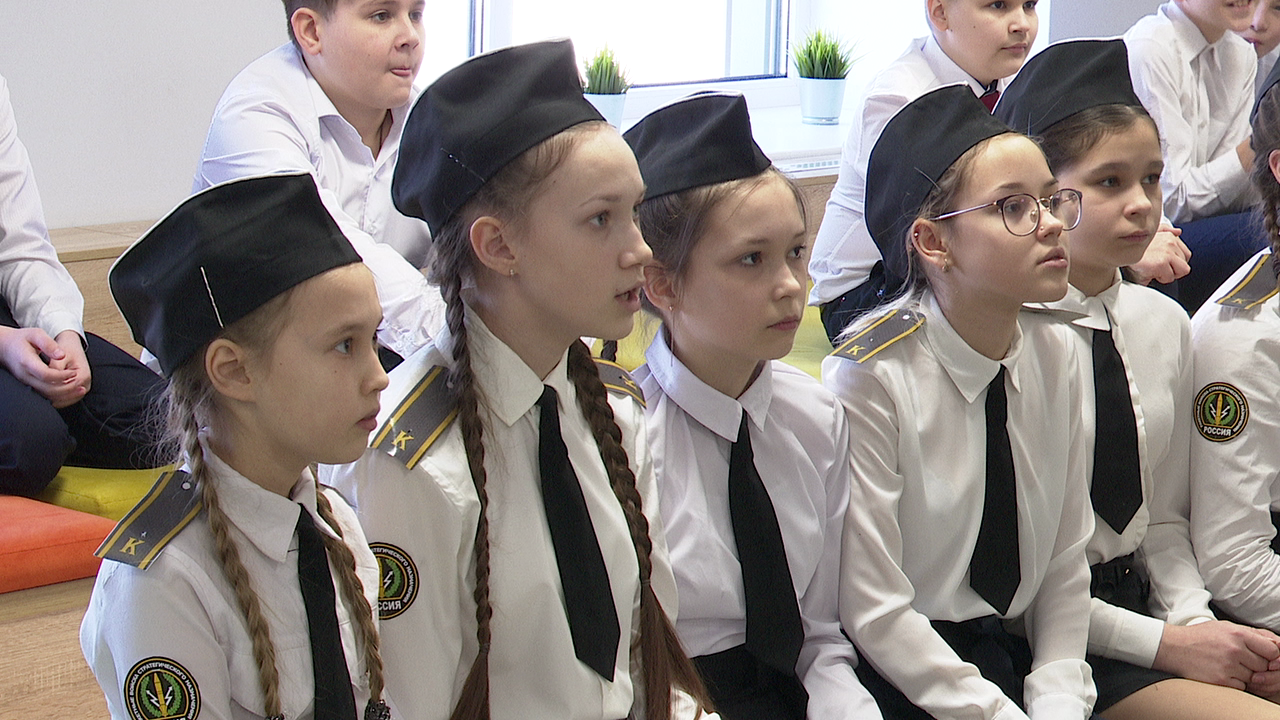 Шестиклассников Нурлатской школы №4 приняли в ряды юнармейцев