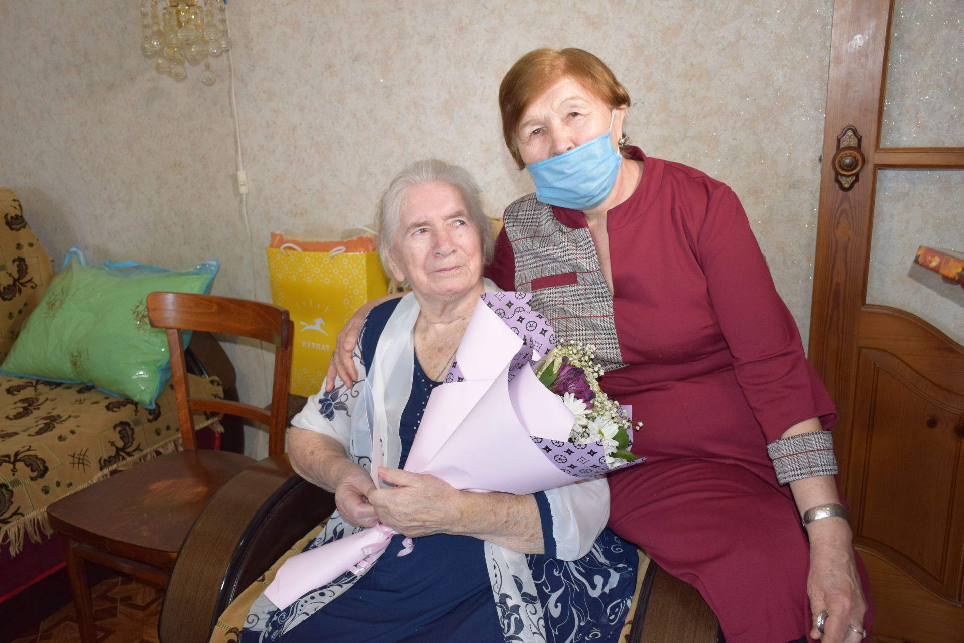 Нурлатская долгожительница принимает поздравления с 90-летием