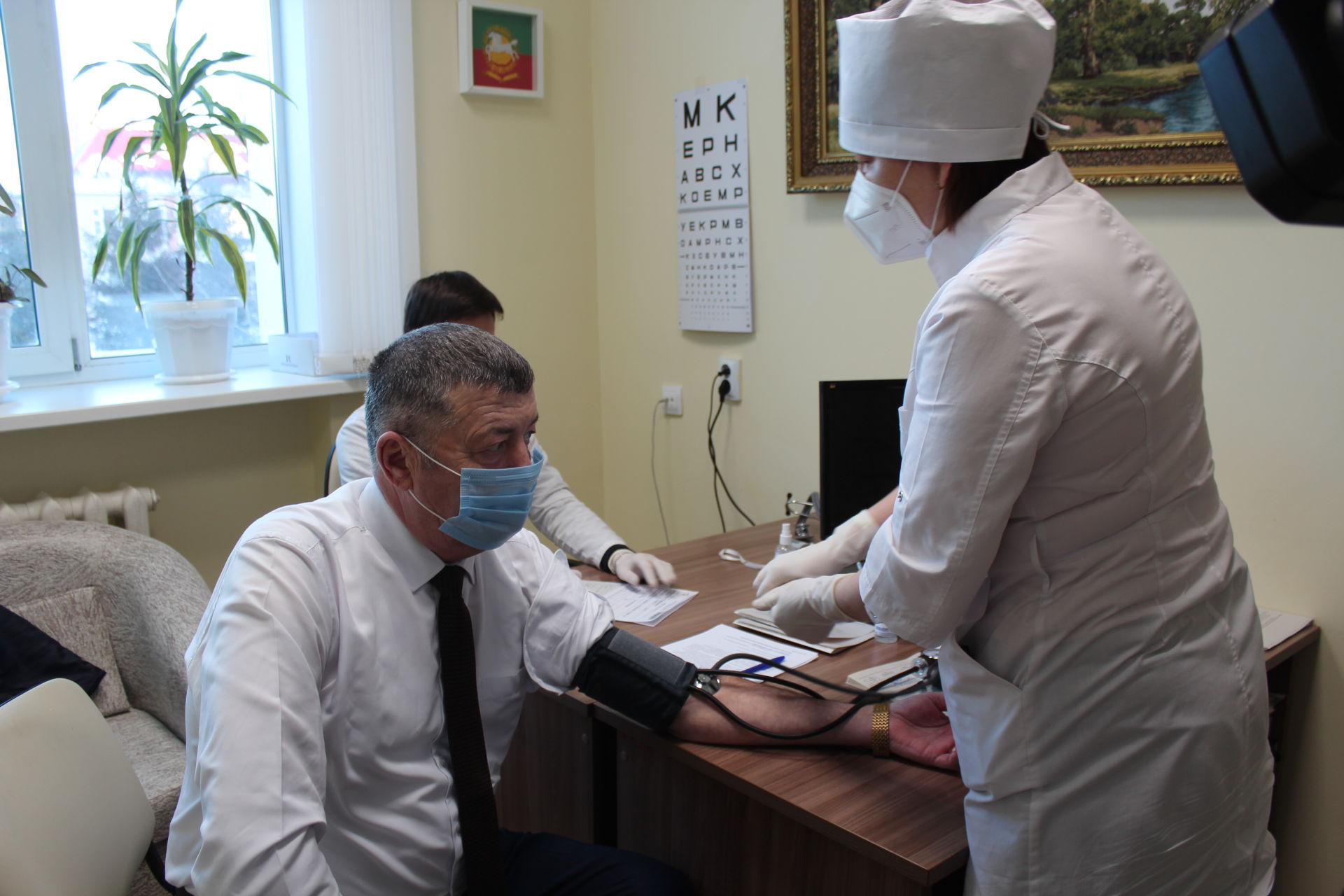 В Нурлате руководитель исполкома района подал пример, сделав прививку против коронавирусной инфекции