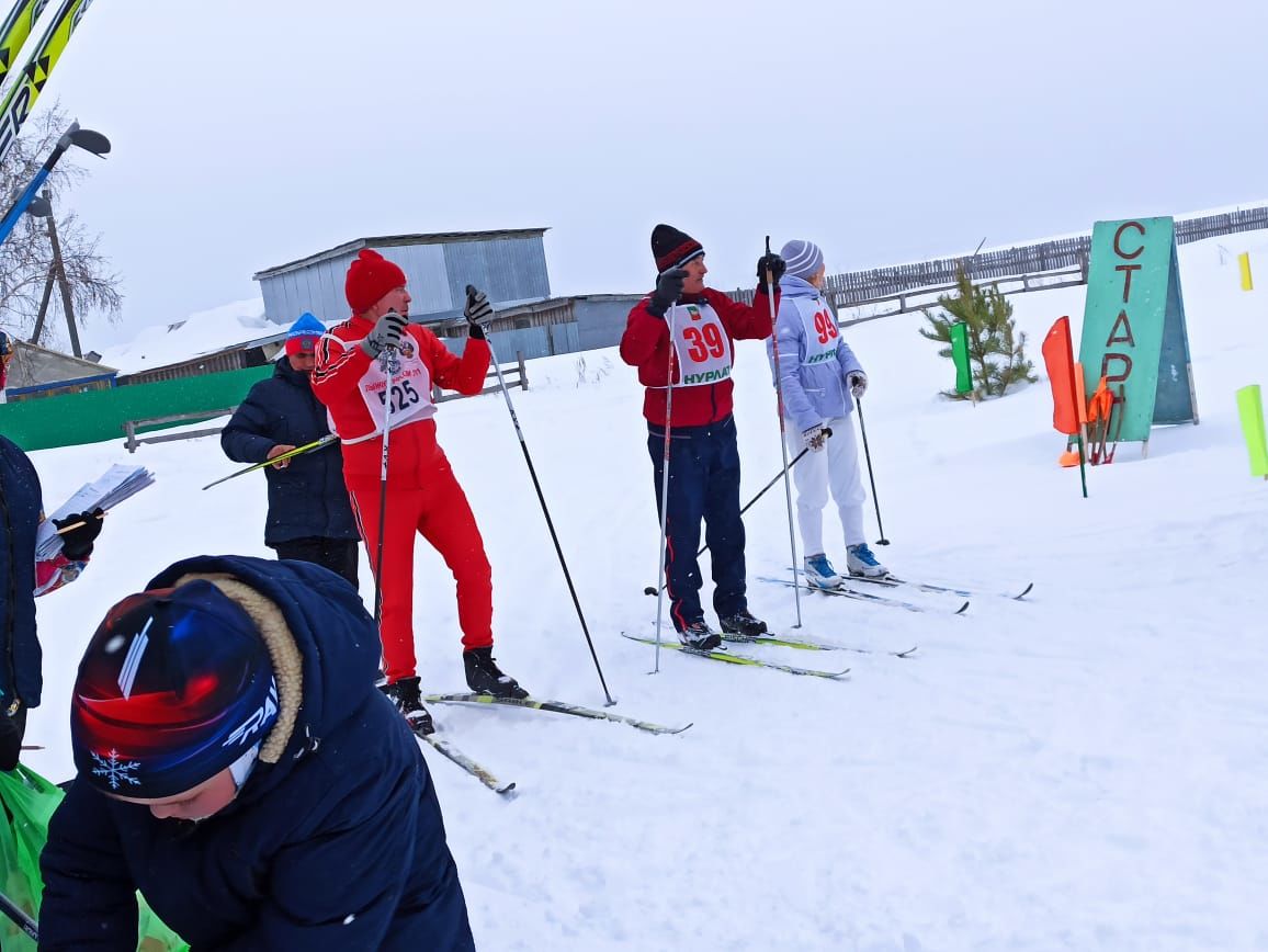 Победители и призеры лыжных гонок в селе Старые Челны получили кубки с портретом Героя