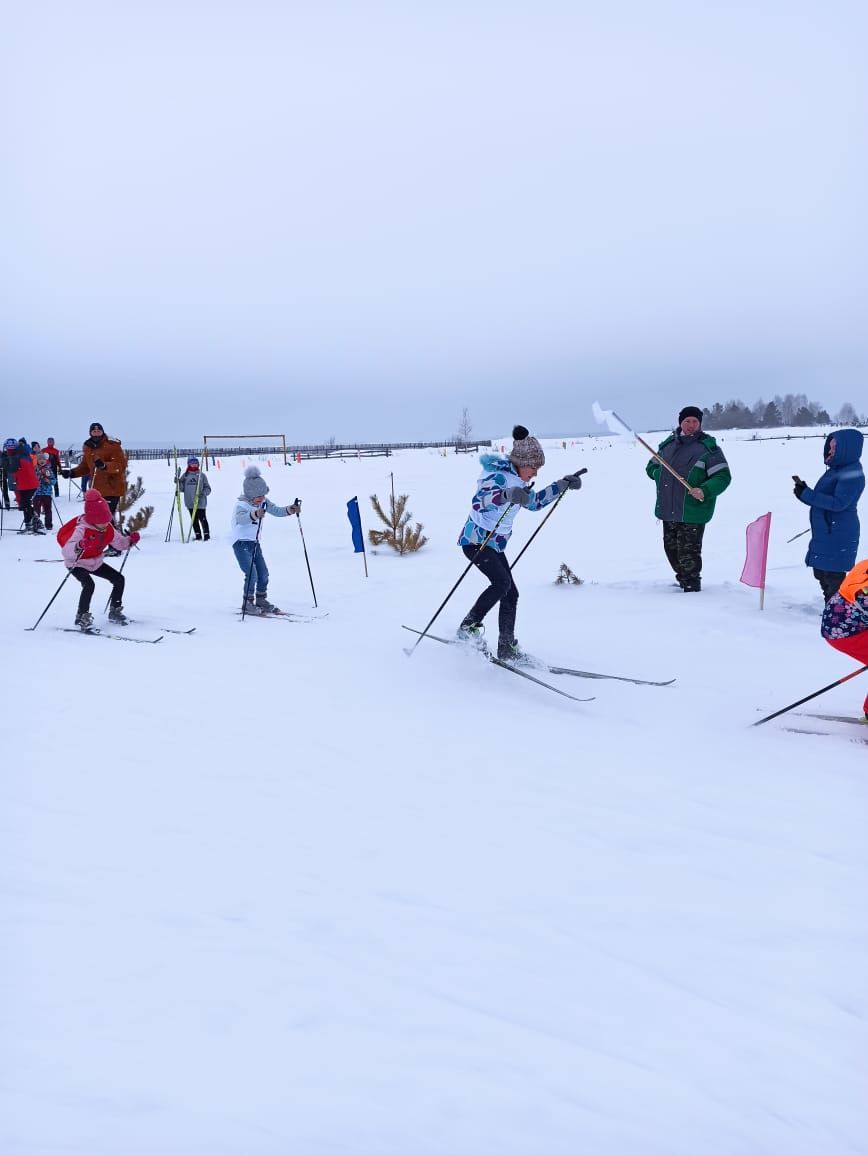 Победители и призеры лыжных гонок в селе Старые Челны получили кубки с портретом Героя