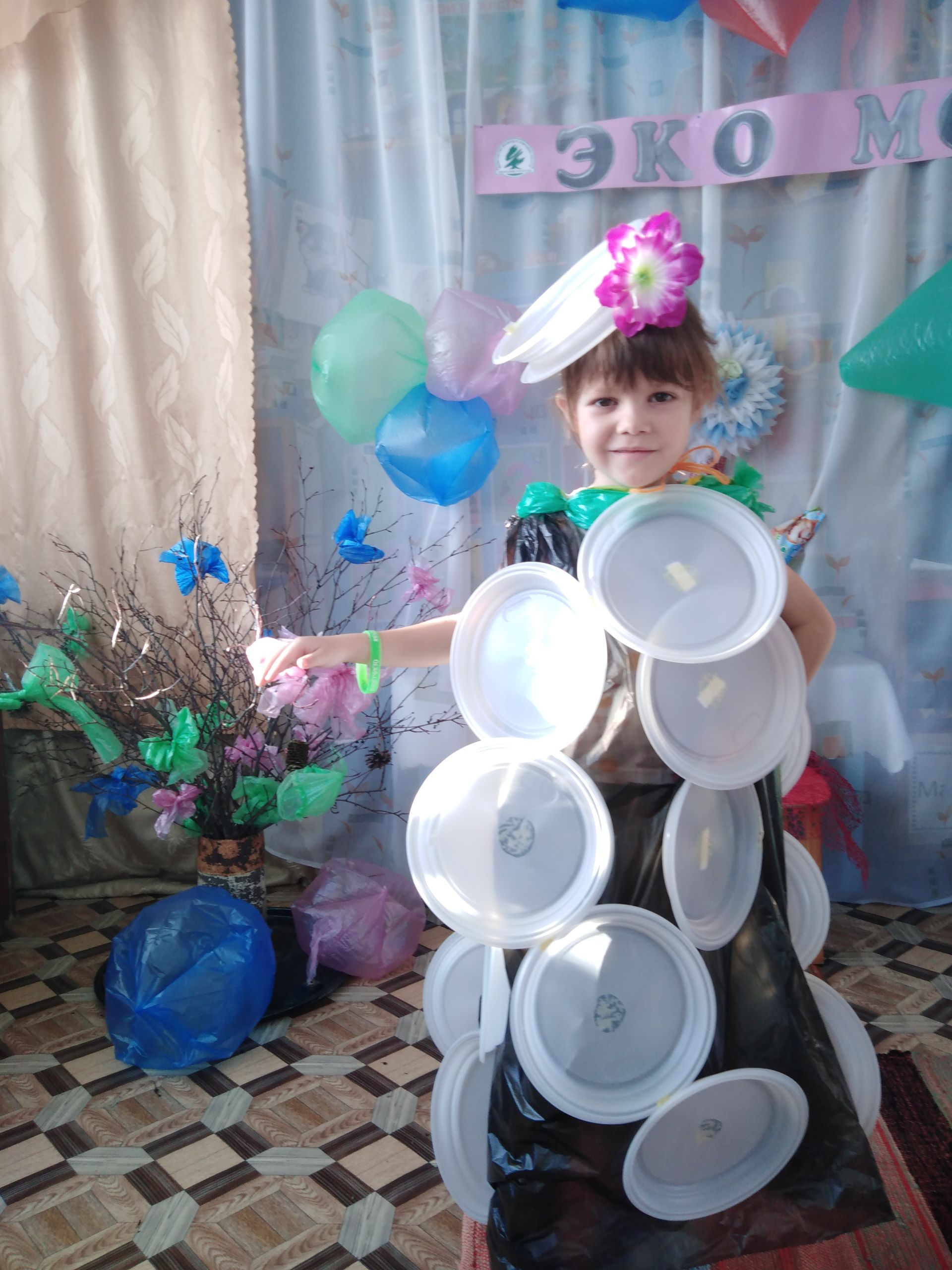 В Зареченском детском саду  для праздника «Эко-Мода» сшили костюмы из подручных средств