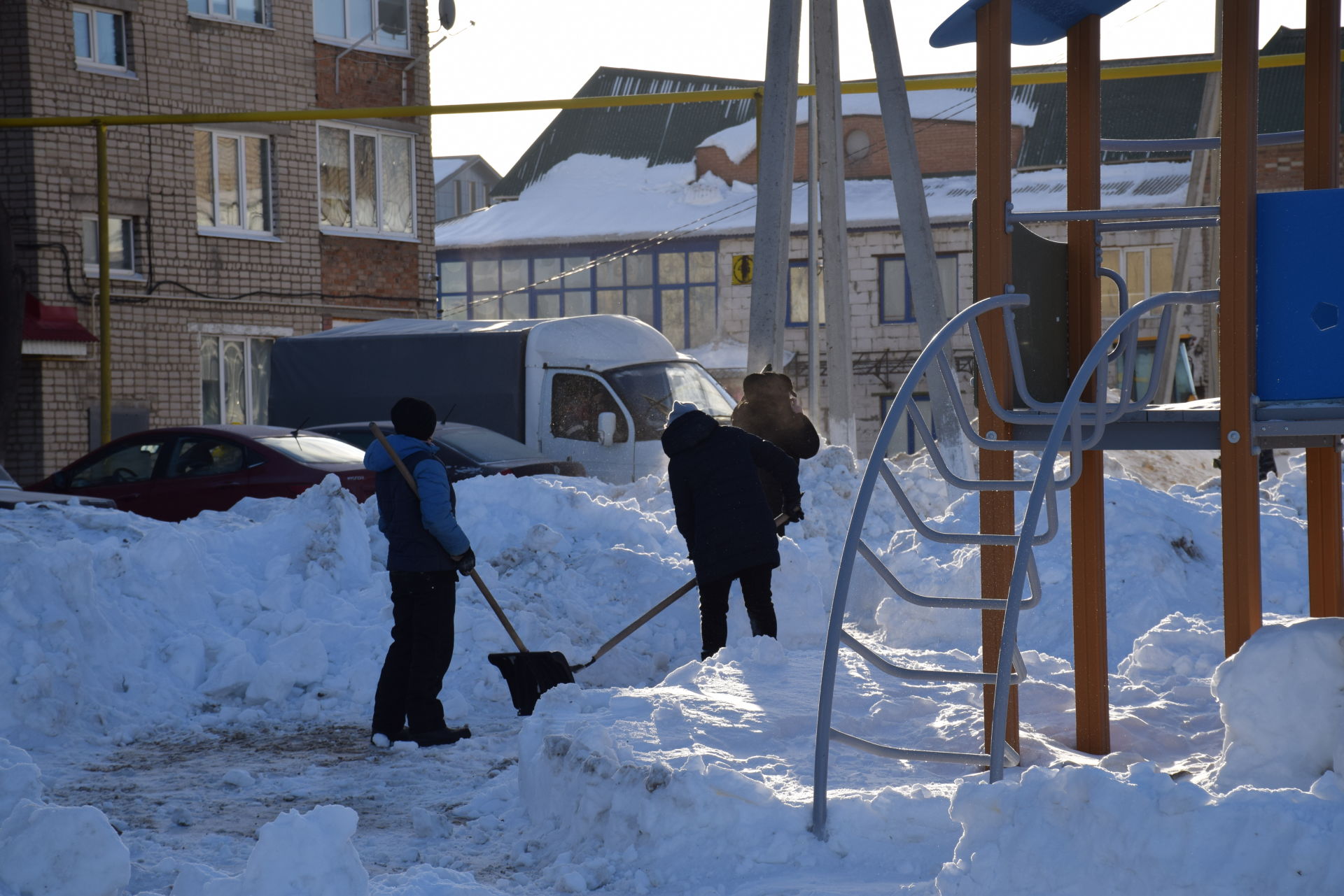 Управляющим компаниям, безответственно подошедшим к уборке снега, пригрозили штрафами