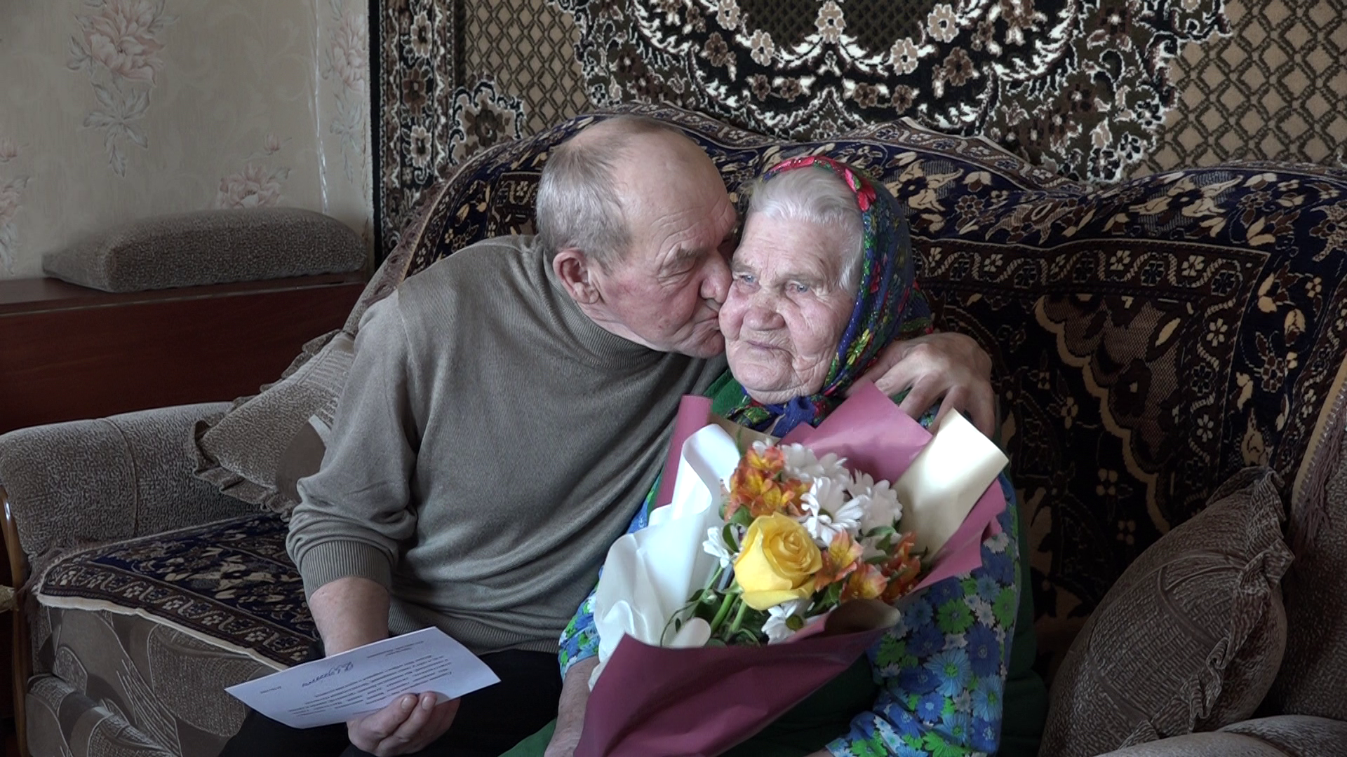 Труженице тыла из Старых Челнов к 90-летнему юбилею вручили персональное поздравление