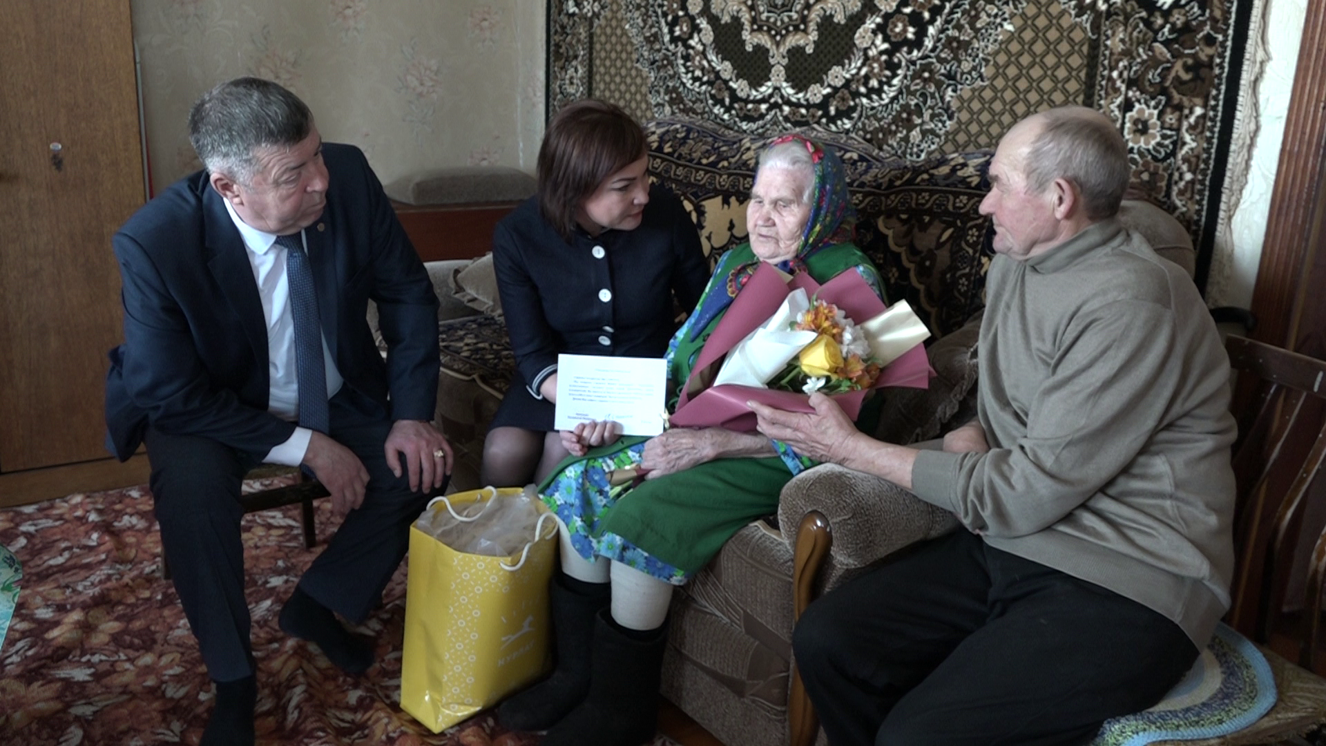 Труженице тыла из Старых Челнов к 90-летнему юбилею вручили персональное поздравление