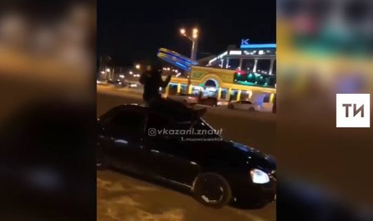 Водителя, который прокатил друга на крыше своего авто в Казани, поймали и наказали
