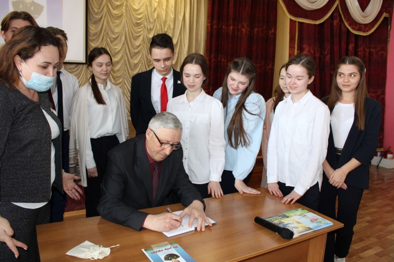 Владимир Кашкаров в городской гимназии презентовал свою новую книгу «По зову сердца»