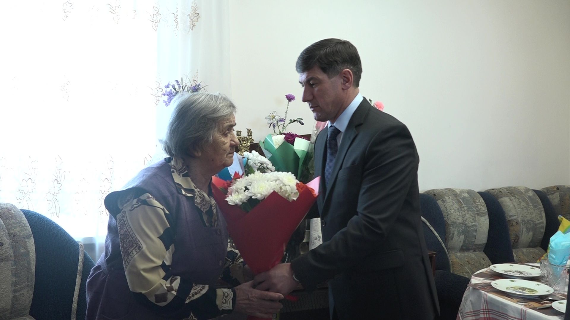 В Нурлате с 90-летним юбилеем поздравили труженицу тыла, ветерана педагогического труда  Евгению Белову