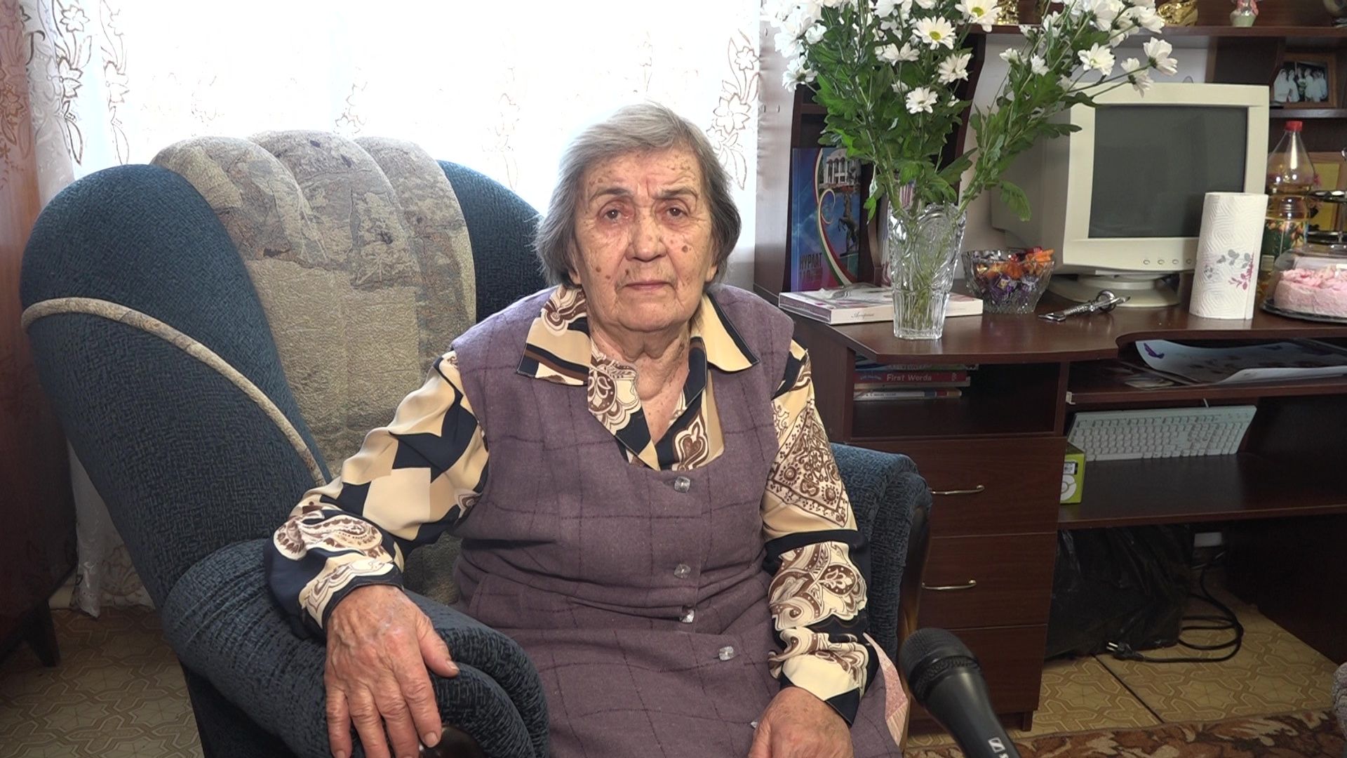 В Нурлате с 90-летним юбилеем поздравили труженицу тыла, ветерана педагогического труда  Евгению Белову