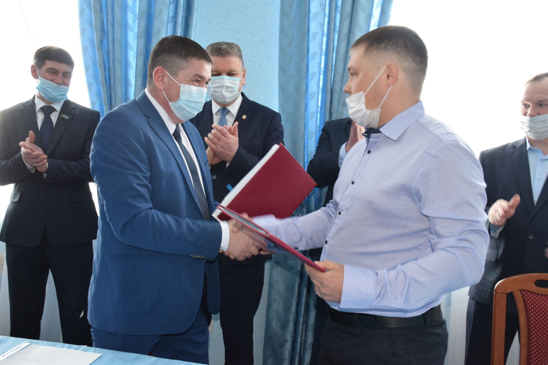 Глава Нурлатского района Алмаз Ахметшин 20 личным подсобным хозяйствам подарил сертификаты на покупку доильных аппаратов