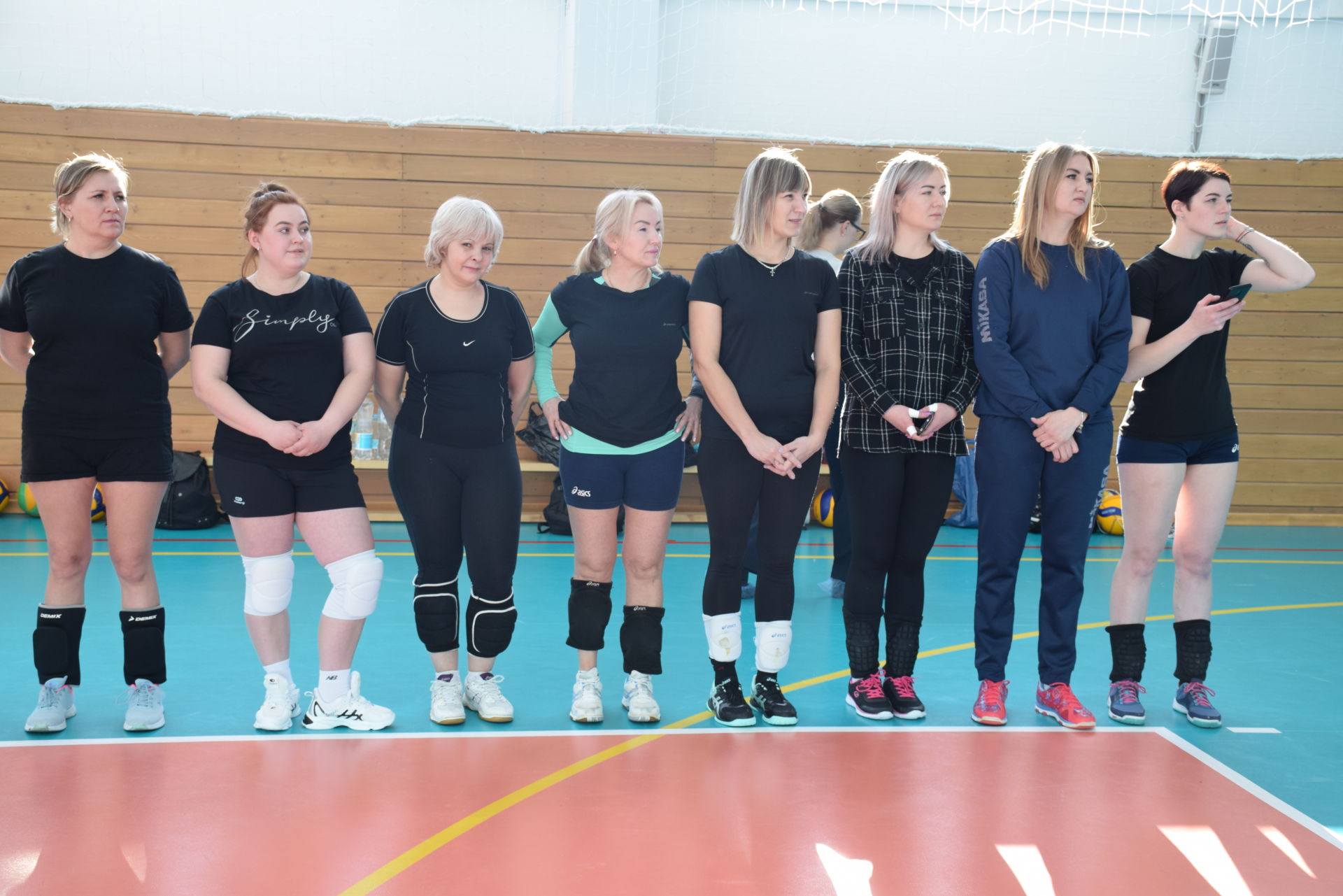 Нурлатские волейболистки перед 8 Марта встретились на праздничном турнире